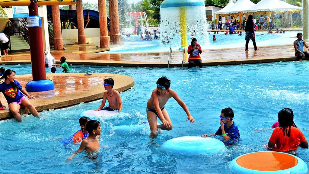 Bayou Lagoon Park Resort Malacca Exteriör bild