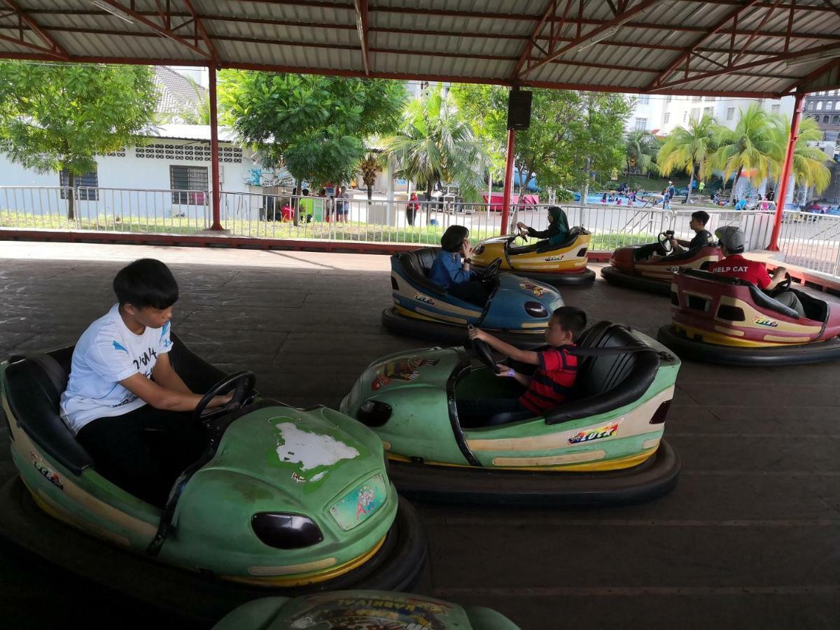 Bayou Lagoon Park Resort Malacca Exteriör bild